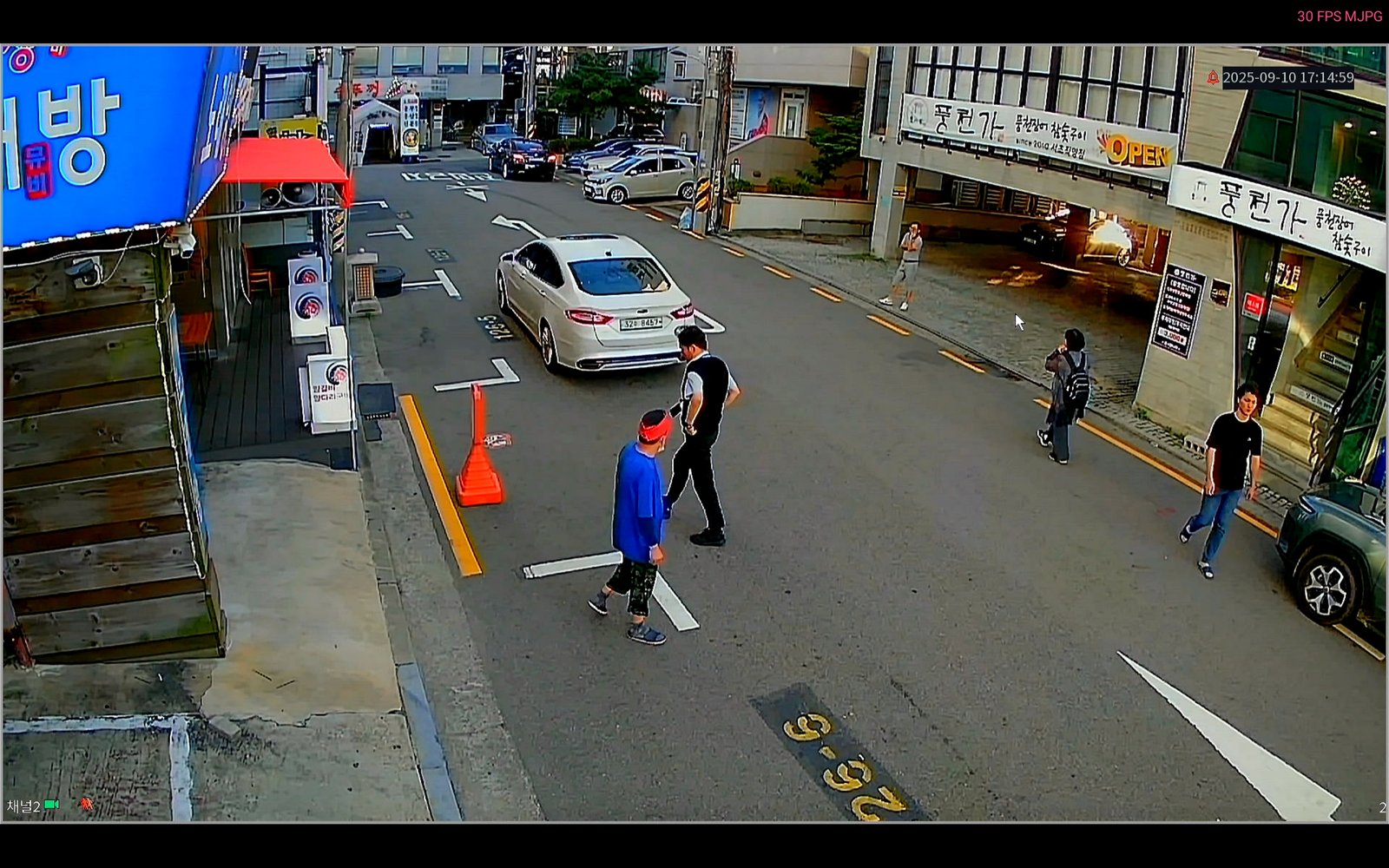 매장 앞 접근 동선과 차량 흐름이 보이게 잡은 사례